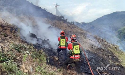 산림청 산불진화헬기와 공중진화대 등이 폭염속에서 산불을 진화하고 있다. [사진제공=산림청]
