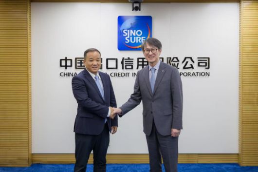 3일 사이노슈어 사옥에서 셩 흐타이 사이노 슈어 CEO(왼쪽)와 이명순 서울보증보험 대표이사(오른쪽)가 기념촬영을 하고 있다. [사진=SGI서울보증]