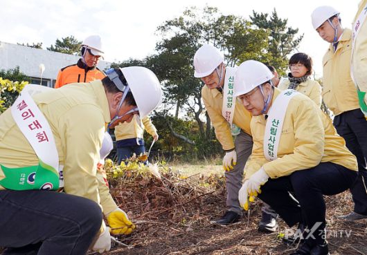 김인호 산림청장(앞 오른쪽)이 산림안전·덩굴류제거 결의 대회에 참석해 칡덩굴제거 작업 설명을 듣고 있다. [사진제공=산림청]