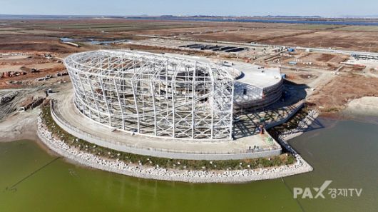 산림청은 2027년 준공 예정인 국립새만금수목원 조성사업의 2026년도 예산이 878억 원으로 최종 확정됐다고 12일 밝혔다. 사진은 2027년 준공 예정인 국립새만금수목원 건축현장 전경. [사진제공=산림청]