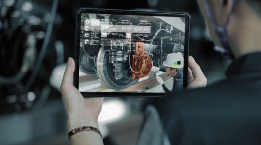 현대로템 관계자가 상태기반 유지보수 시스템을 통해 철도차량을 점검하는 모습 [사진=현대로템]