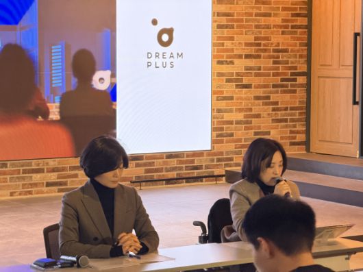 김재진 DAXA 상임부회장(왼쪽)과 최보윤 국민의힘 수석대변인이 14일 서울 서초구 드림플러스 강남에서 열린 '디지털자산업계 정책간담회' 후 백브리핑을 진행하고 있다. [사진=유수민기자]