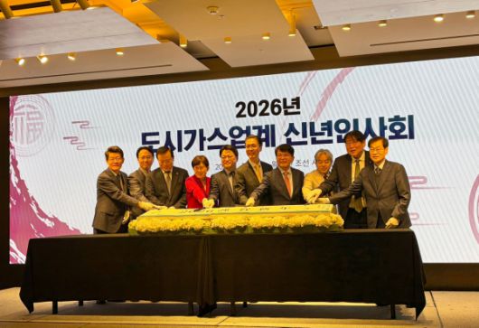 16일 서울 중구 웨스틴조선호텔에서 열린 ‘2026년 도시가스업계 신년인사회’에 참석한 도시가스사장단과 주요 내빈들이 떡 컷팅을 하고 있다. [사진=임해정 기자]​​​​​​​