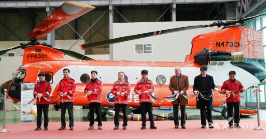 산림청은 산림항공본부에서 국내 최초 민수용 대형헬기 시누크 1대를 신규 도입하고 도입식을 진행했다고 23일 밝혔다. 사진은 이용권 산림청 산림재난통제관(왼쪽 네 번째), 김만주 산림항공본부장(오른쪽 네 번째)이 시누크 헬기 도입식에 참석해 관계자들과 테이프커팅을 하고 있다. [사진제공=산림청]