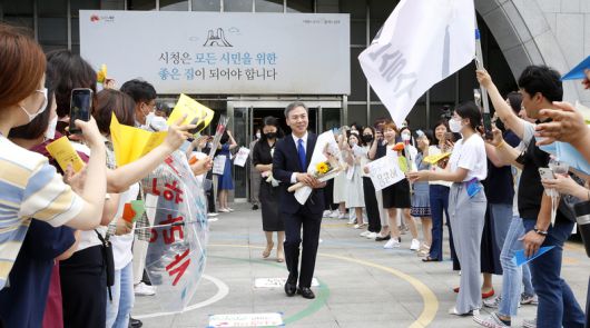 김승수 전주시장이 퇴임식 직후 시민과 임직원들의 환호를 받으며 시청을 나서고 있다.
