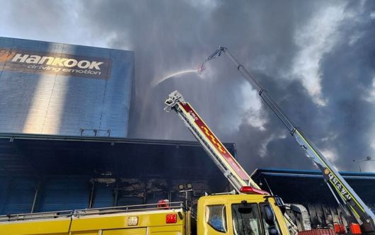 지난 12일 오후 10시경, 한국타이어 대전공장에 발생했던 화재 진압을 위해 소방당국에서 진화작업을 벌이고 있다. ⓒ소방청