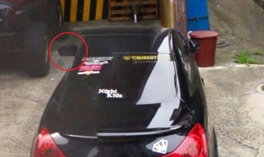 보배드림의 한 회원이 포털사이트서 지난해 7월 촬영된 해당 인피니티 차량의 운전석 쪽이 접히지 않은 채로 주차돼있는 사이드미러 로드뷰 사진 이미지를 찾아냈다. 이 사진 한 장으로 인피니티 사이드미러 사건은 새로운 국면을 맞이하게 됐다. ⓒ보배드림