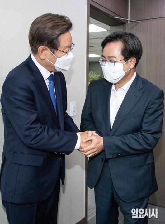 이재명 더불어민주당 대표(사진 왼쪽)와 악수 나누는 김동연 경기도지사 ⓒ고성준 기자