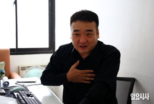 <일요시사>와 인터뷰 중인 보라카이한인회 박태종 이사 ⓒ김성민 기자