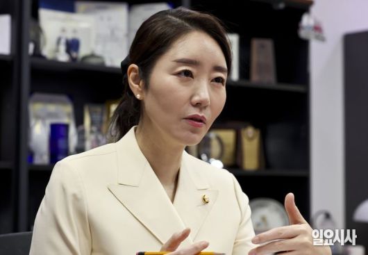 강선우 더불어민주당 대변인이 <일요시사>와 인터뷰를 갖고 있다. ⓒ고성준 기자