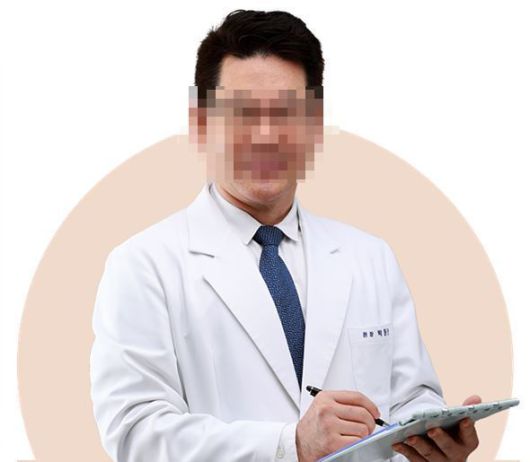 서울 강남구 소재의 P 성형외과 전문의 박동만 원장