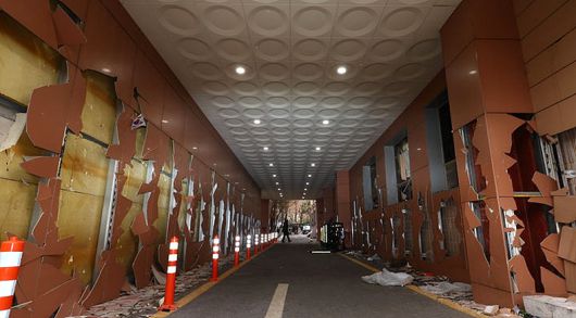 지난 19일 윤석열 대통령 지지자들의 폭력 사태가 벌어진 서울 마포구 서울서부지방법원의 외벽과 유리창이 파손돼있다. ⓒ뉴시스