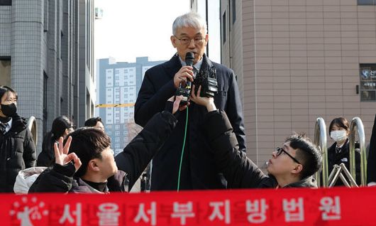 천대엽 법원행정처장이 지난 19일 윤석열 대통령 지지자들이 난입한 서울 마포구 서울서부지방법원을 방문해 점검을 마친 뒤 취재진 질문에 답변하고 있다. ⓒ뉴시스