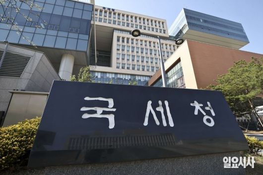 최근 국세청이 터무니없는 가격과 불투명한 계약으로 20·30세대의 결혼·출산 의지를 꺾는 ‘스드메(웨딩 스튜디오·드레스·메이크업)’ 업체에 대한 세무조사에 들어가기로 했다. .ⓒ고성준 기자