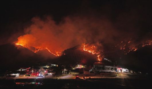 지난달 26일, 경북 의성서 발화한 산불이 민가 방향으로 내려오고 있다. ⓒ뉴시스