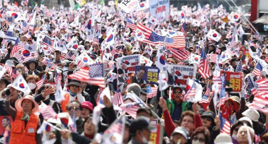 윤석열 전 대통령 탄핵 찬성·반대 지지자들 ⓒ뉴시스