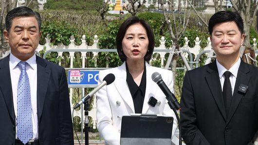 허은아 전 개혁신당 대표가 23일 오전 서울 여의도 국회 앞에서 열린 탈당 및 무소속 대선 출마 선언 기자회견을 갖고 발언하고 있다. ⓒ뉴시스