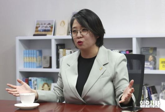 <일요시사>와 인터뷰 갖고 있는 용혜인 기본소득당 대표 ⓒ고성준 기자