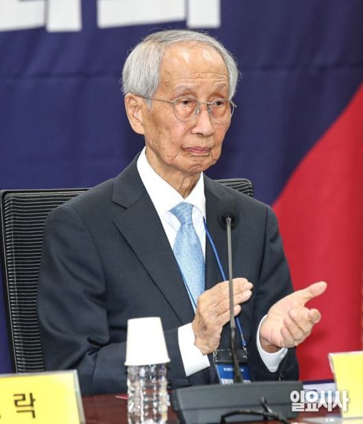 윤여준 더불어민주당 중앙선거대책위원회 상임선대위원장 ⓒ문경덕 기자