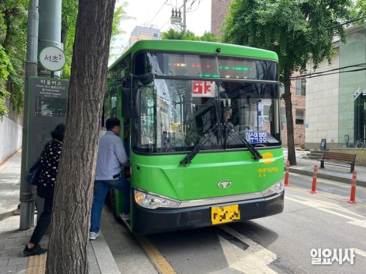 22일 오전 서울 서초구 방배동의 한 마을버스 정류장서 승객들이 마을버스에 탑승하고 있다. ⓒ박정원 기자