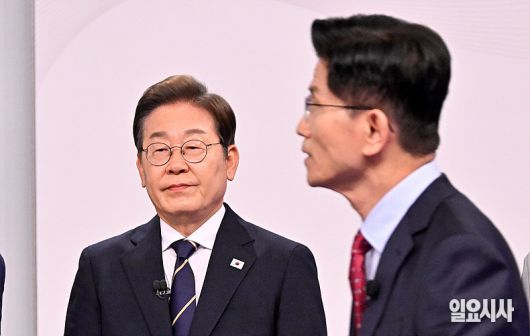 김문수 국민의힘 대선후보가 18일 서울 마포구 SBS프리즘타워서 열린 중앙선거방송토론위원회 주관 제21대 대통령선거 후보자 토론회에 참석하고 있다. 사진 왼쪽은 이재명 더불어민주당 대선후보 ⓒ국회사진취재단