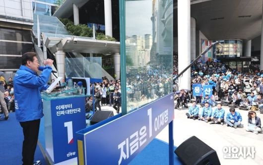 지난 19일, 이재명 대선후보가 용산역 광장서 방탄유리가 둘러져 있는 연단 위에 올라 선거 유세를 갖고 있다. ⓒ고성준 기자