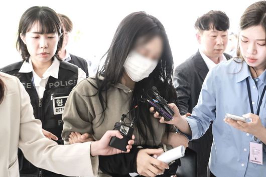 지난 17일, ‘손흥민 협박 여성’ 양모씨가 서울 서초구 소재의 서울중앙지법 영장실질심사를 받기 위해 출석하고 있다. ⓒ뉴시스