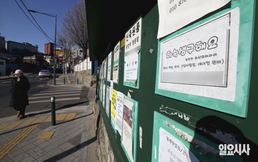 대학가 벽에 붙어 있는 하숙생 구인 벽보 ⓒ고성준 기자