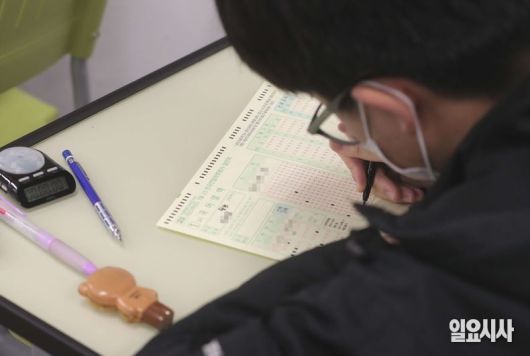 답안에 마킹 중인 수험생 ⓒ사진공동취재단