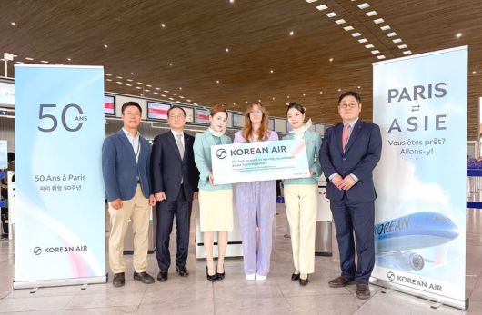 대한항공이 지난 2일(현지시각) 오후 프랑스 파리 샤를 드 골 국제공항서 KE902편 승객을 대상으로 여객 노선 취항 50주년 행사를 진행한 가운데, 이날 해당편에 50번째로 탑승 수속한 승객 제룰 시릴(사진 왼쪽서 네 번째)이 인천행 항공권 등 선물을 전달받은 후 대한항공 관계자들과 기념사진을 촬영하고 있다.