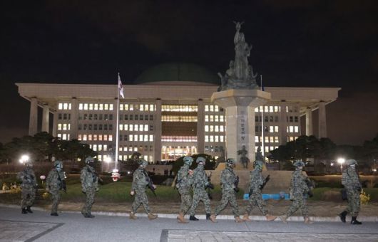지난해 12월3일, 서울 여의도 국회 경내서 이동 중인 계엄군 ⓒ뉴시스