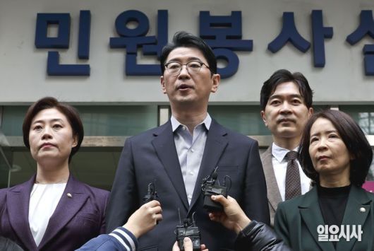 지난 3월31일, 이재명 당시 더불어민주당 대표와 방송인 김어준씨 등 72명에 대해 내란음모 혐의 고발장을 접수한 뒤 기자회견 갖는 주진우 국민의힘 의원 ⓒ고성준 기자