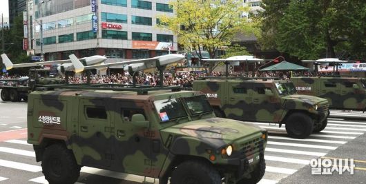 지난해 10월1일, 건군 제76주년 국군의날 기념행사에서 소형 드론들이 시가 행진을 벌이고 있다. ⓒ문경덕 기자