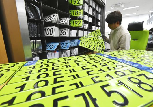 연두색 색상의 법인차 번호판 ⓒ뉴시스