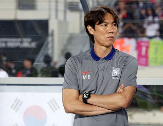 홍명보 감독이 0-1로 패한 뒤 그라운드를 바라보고 있다. ⓒ뉴시스