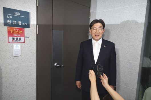 권성동 국민의힘 의원이 지난 18일, 특검의 압수수색영장 집행에 대한 입장을 묻는 취재진 질의에 답변하고 있다. ⓒ뉴시스