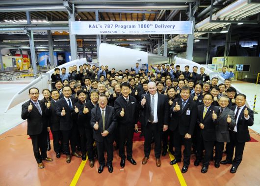 대한항공이 제작한 ‘보잉 787 드림 라이너 구조물’ 앞에서 대한항공 및 보잉사 관계자들이 기념촬영을 갖고 있다.