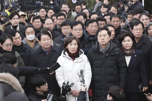 나경원(사진 가운데), 김기현 등 윤석열 전 대통령 관저 인근에 집결한 국민의힘 의원들 ⓒ뉴시스
