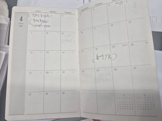 김충식씨의 수첩에 지난 2019년 4월18일 ‘용래 YR’이라는 메모가 적혀 있다. ⓒ열린공감TV