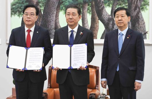 새해 예산안 합의문 들어 보이는 김병기(더불어민주당, 사진 가운데)·송언석(국민의힘) 원내대표 ⓒ뉴시스