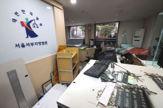 윤석열 전 대통령 극성 지지자들에 의해 난장판 된 서울서부지방법원 내부 ⓒ뉴시스