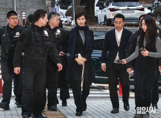 지난 9일, 노소영 아트센터 나비 관장이 재산 분할 파기환송심 첫 변론기일 출석을 위해 서울중앙고등법원으로 출석하고 있다. ⓒ천재율 기자