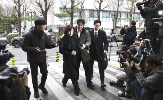 지난 15일, 공천 헌금 수수 의혹 조사를 받기 우해 경찰에 출석하는 김경 서울시의원 ⓒ뉴시스