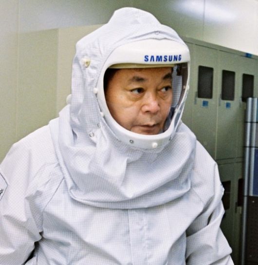 2004년 반도체 공장을 방문한 이건희 삼성 회장.