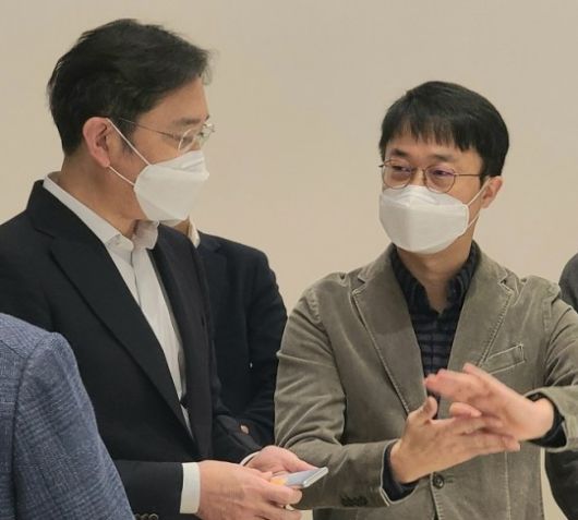 이재용 삼성전자 부회장(왼쪽)이 차세대 모바일 디자인을 살펴보고 있다. 사진=삼성전자.