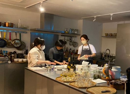 컬리 '아티장 도슨트'를 준비 중인 김소영 아티장(가운데) 모습./ 사진 촬영= 홍지인 기자