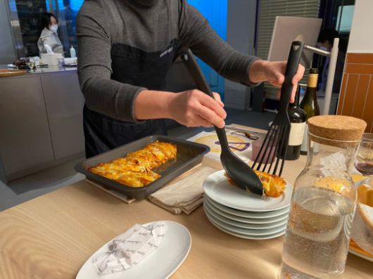 김소영 아티장이 개인 레시피로 만든 요리를 나누고 있는 모습./ 사진촬영 = 홍지인 기자