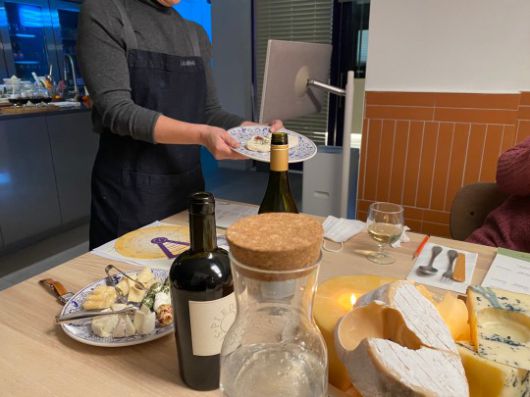 김소영 아티장이 '아티장 도슨트'에서 치즈를 소개하고 있다./ 사진촬영 = 홍지인 기자