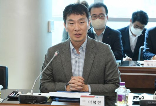 이복현 금융감독원장이 은행권에 자영업자 지원 프로그램 개발·운영을 당부했다./사진=금융감독원