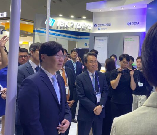 30일 서울 동대문디자인플라자(DDP)에서 열린 '코리아 핀테크 위크 2023'에서 김소영 금융위원회 부위원장(앞줄 왼쪽)과 진옥동 신한금융지주 회장이 신한카드 ‘MySHOP Together 소상공인 함께성장 솔루션’ 시연 서비스를 보고 있다./ 사진 = 홍지인 기자